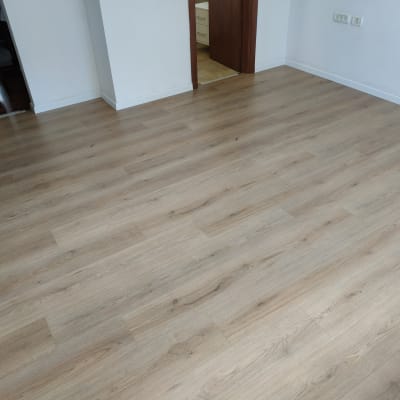 רצפת פרקט עץ בהירה בחדר ריק