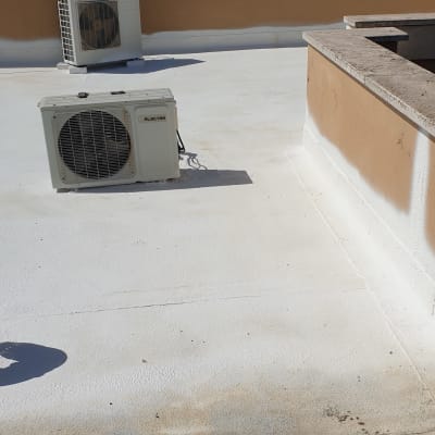 גג אטום עם שכבת איטום לבנה ומזגנים