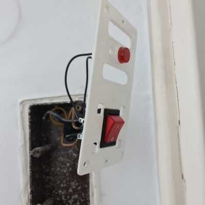 מתג חשמלי עם חוטים חשופים בקיר