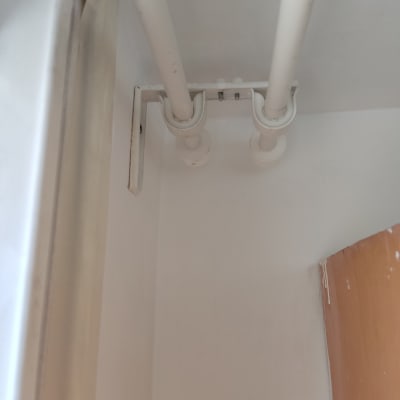 צינורות לבנים מותקנים על קיר צבוע בלבן