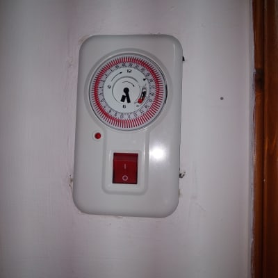 טיימר חשמלי עם מתג הפעלה אדום