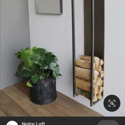 מסגרת מתכת לאחסון עצי הסקה על קיר