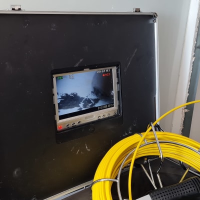 מסך מצלמה עם כבל צהוב לגילוי נזילות