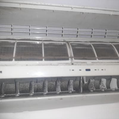 מזגן עם מסננים מלוכלכים ותריסים פתוחים