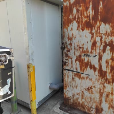 צינור פלסטיק אפור מחובר לקיר חיצוני