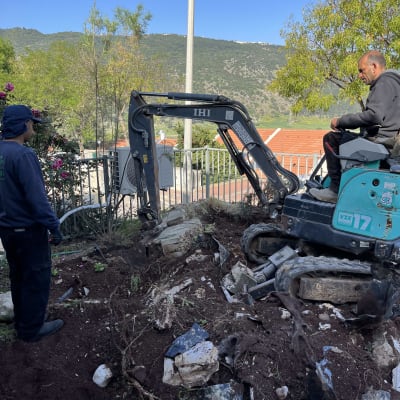 חפירה עם מחפרון קטן ועבודת גינון באדמה