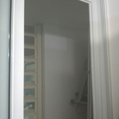 מסגרת אלומיניום לדלת הזזה עם זכוכית