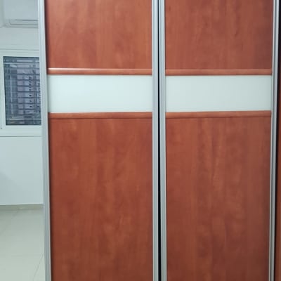 ארון עץ עם דלתות הזזה ומסגרת מתכת