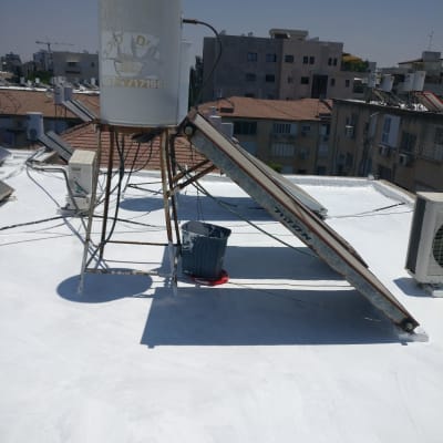 גג אטום עם דלי צבע ומערכת סולארית