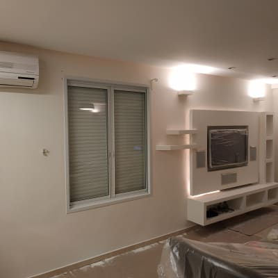 קיר צבוע עם מדפים ותאורה מובנית