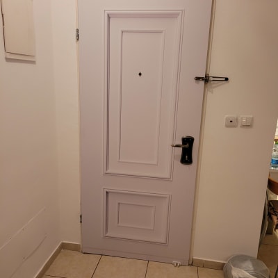 דלת עם ציפוי בצבע סגול בהיר ומנעול מתכת