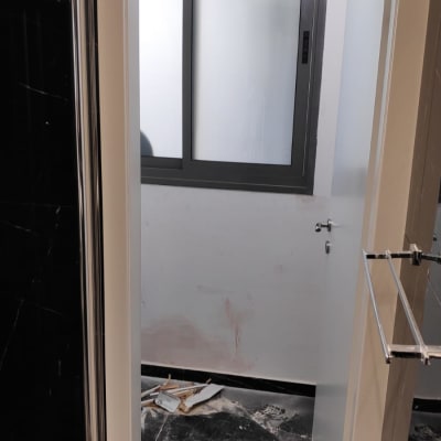 דלת לבנה פתוחה עם ידית כסופה