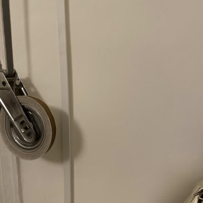 סרט דבק על מתקן מתכת על קיר