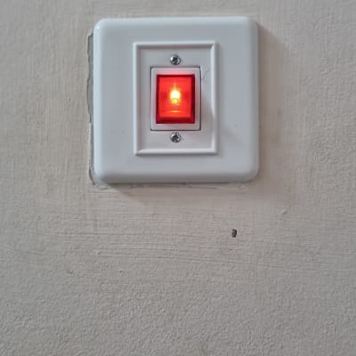 מתג חשמלי עם נורית חיווי אדומה דולקת