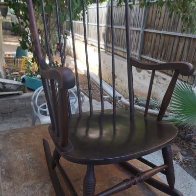 כיסא נדנדה מעץ על שולחן עבודה