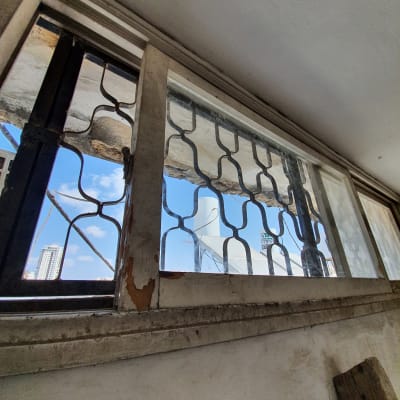 חלון זכוכית עם סורגי מתכת וחלון פתוח