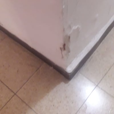 קיר עם קילוף צבע בפינה תחתונה