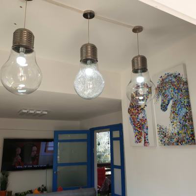 שלושה גופי תאורה תלויים עם נורות גדולות