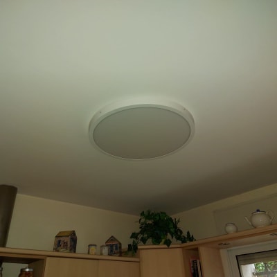 מנורת תקרה עגולה מותקנת על תקרה לבנה