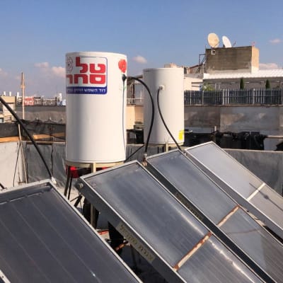 דודי שמש וקולטים על גג בניין