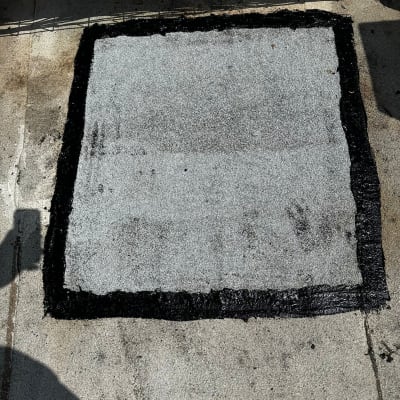 אזור אטום בזפת על משטח בטון