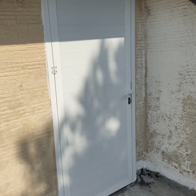 דלת אלומיניום לבנה עם ידית ומנעול