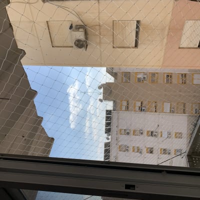 רשת מתוחה למניעת כניסת יונים במרפסת