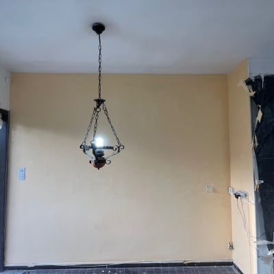 קיר גבס צבוע בצבע בז