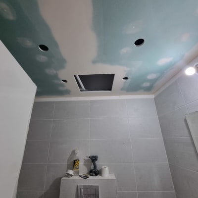 תקרת גבס עם חורים להתקנת מיזוג אוויר