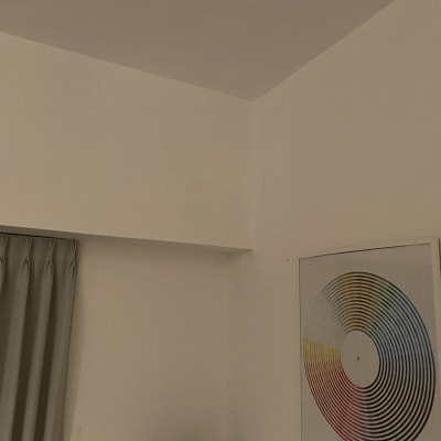 תמונה של ציור עגול עם פסים צבעוניים על הקיר