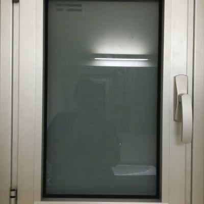 חלון אלומיניום עם ידית בצד ימין