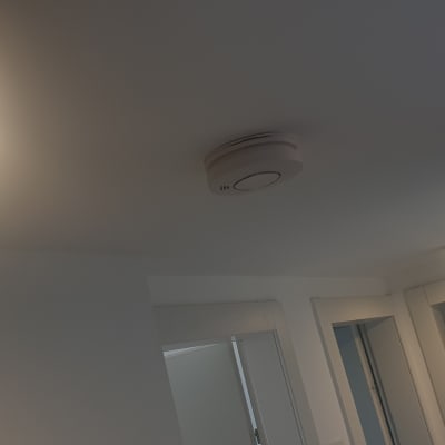 גלאי עשן מותקן על תקרה לבנה