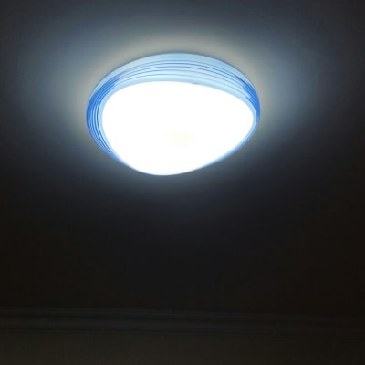 מנורת תקרה עגולה עם אור לבן חזק