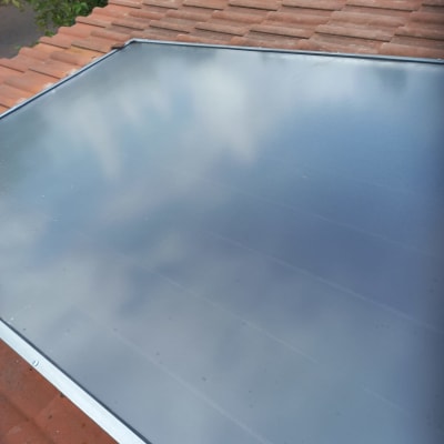 קולט שמש מותקן על גג רעפים אדום