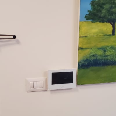 אינטרקום עם מסך מגע על קיר לבן