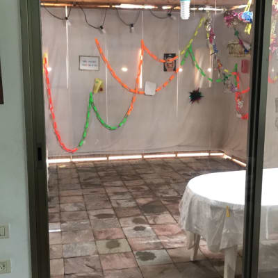 דלת זכוכית עם מסגרת מתכת בחדר מקושט