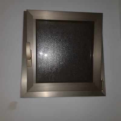 חלון אלומיניום עם מסגרת מתכתית