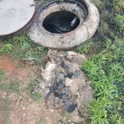 פתח ביוב פתוח עם מכסה בצד