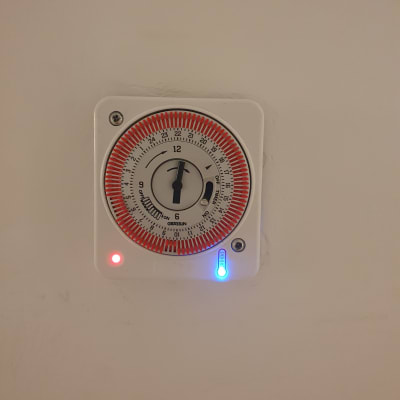 טיימר חשמלי עם נורות לד אדומה וכחולה