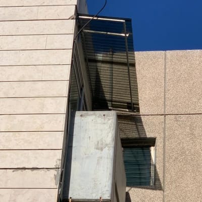 סוכך זכוכית מעל חלון עם מסגרת מתכת