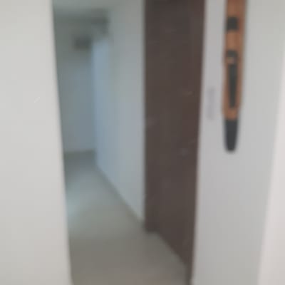 תמונה מטושטשת של מסדרון עם דלת פתוחה