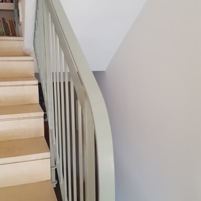 מעקה מדרגות צבוע בצבע ירוק בהיר