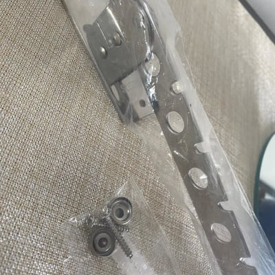 חלקי מתכת וברגים באריזת פלסטיק