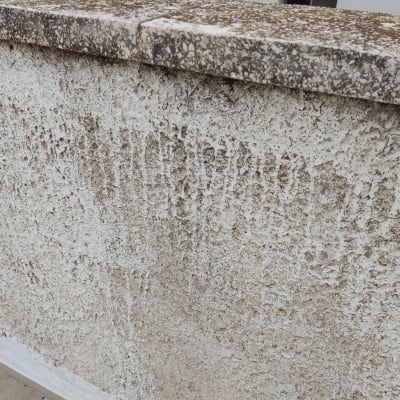 קיר עם טיח מתקלף וצבע דהוי