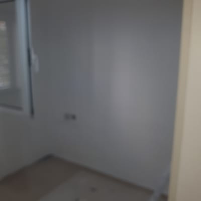 קיר צבוע בצבע לבן בחדר ריק