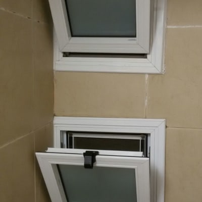 שני חלונות חדשים עם מסגרות לבנות וקירות משופצים