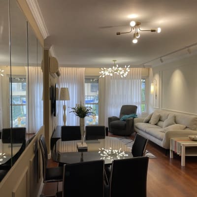 שולחן זכוכית עגול עם כיסאות מסביב