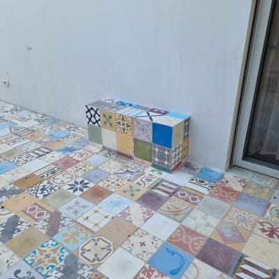 ריצוף צבעוני עם אריחים מעוצבים על הרצפה והקיר