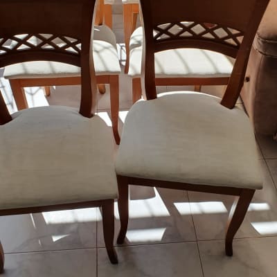 כיסאות עץ עם מושבים בהירים