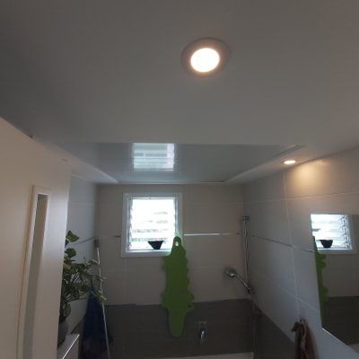 חדר אמבטיה עם קירות גבס ותאורה שקועה